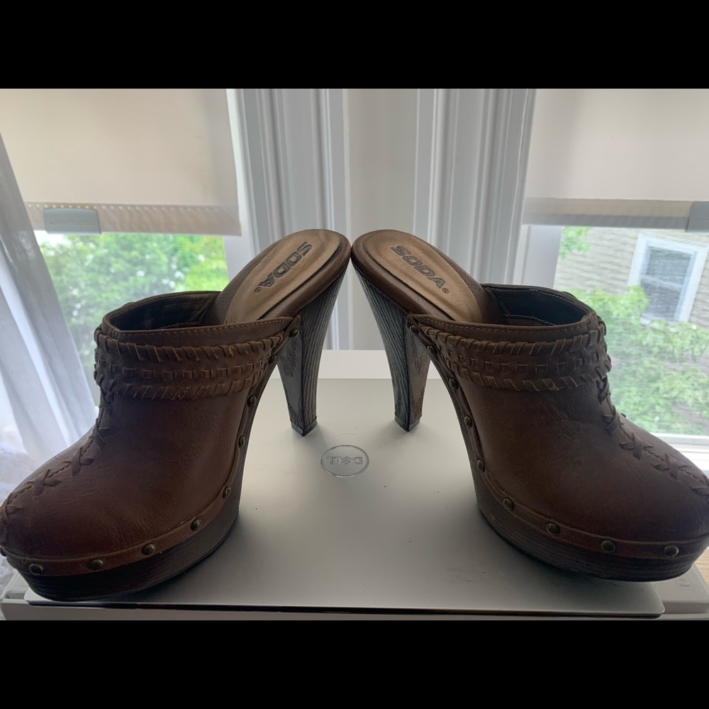 SODA Brown clogs 3.5 in size 7